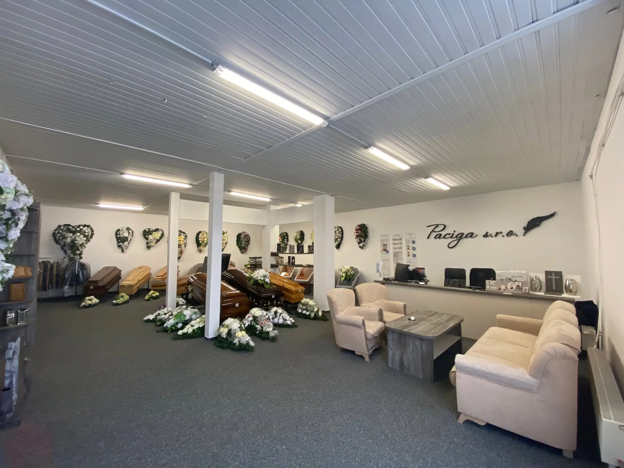 Interiér pobočky Spišská Belá: showroom s rakvami a vencami