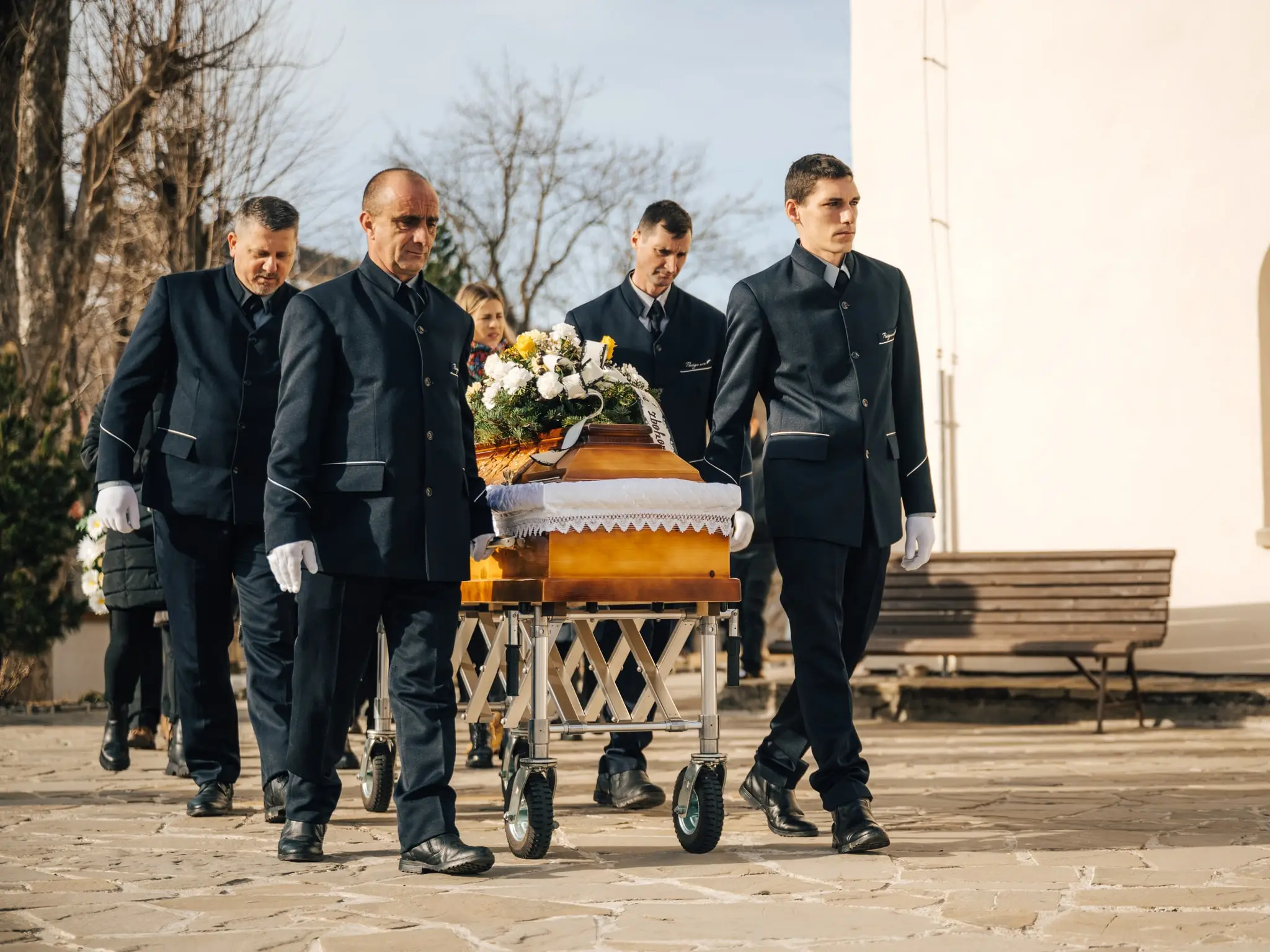 Nosiči Paciga s rakvou pri kaplnke