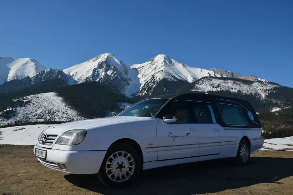 Pohrebná limuzína Mercedes-Benz E 270 Paciga pod zasneženými Tatrami