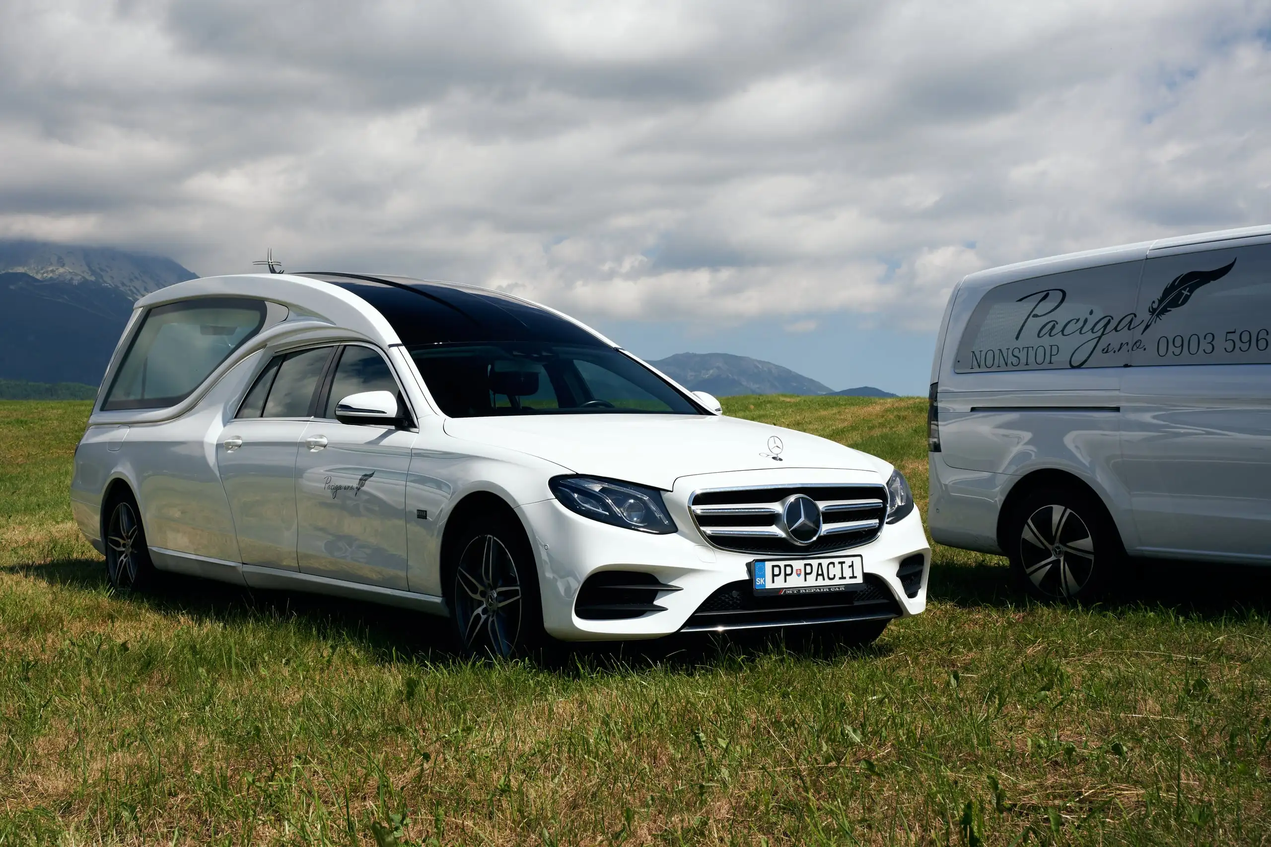 Pohrebná limuzína Mercedes-Benz a prevozné vozidlo Paciga na lúke pod Tatrami