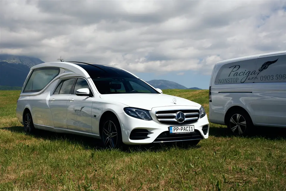 Biela pohrebná limuzína Mercedes-Benz Paciga pod Tatrami