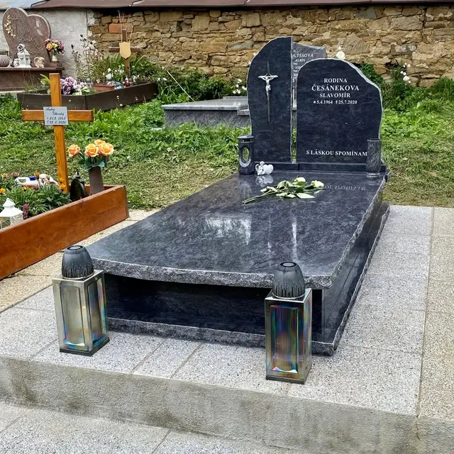 Žulový pomník z kamenárstva Paciga na cintoríne