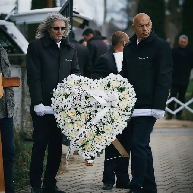 Personál Paciga nesie smútočný veniec v tvare srdca