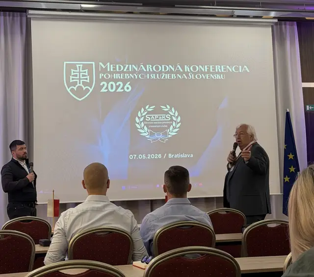 Rečník na pódiu Medzinárodnej konferencie pohrebných služieb 2026 v Bratislave