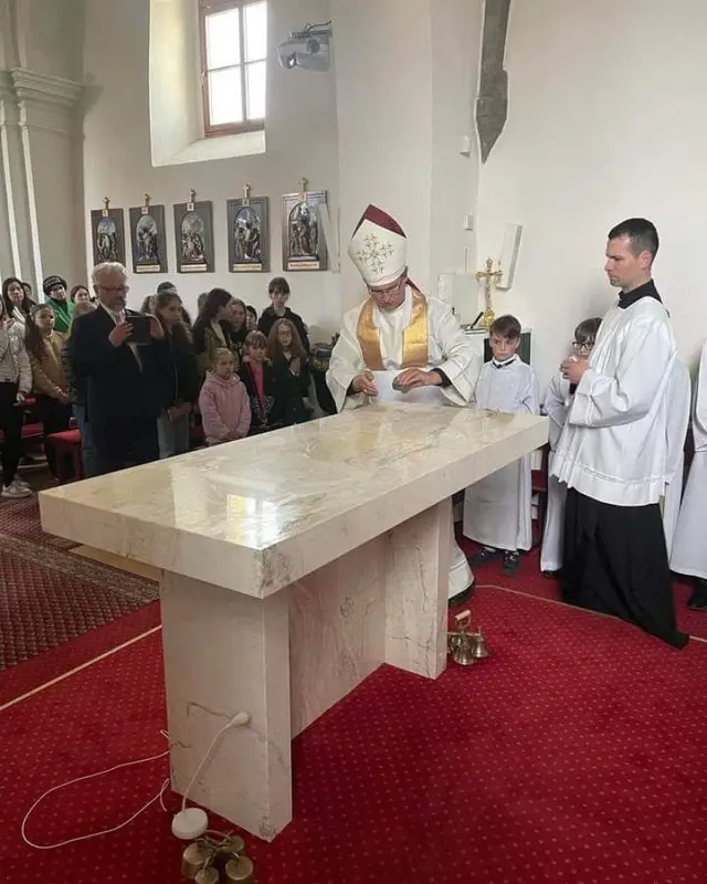 Biskup pri požehnaní nového obetného stola v kostole