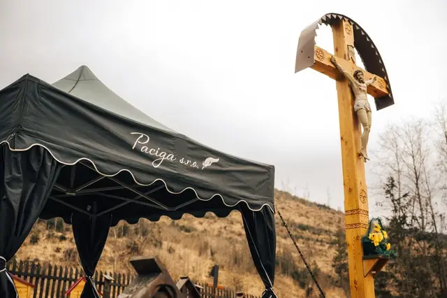 Čierny stan Paciga na cintoríne pri kríži